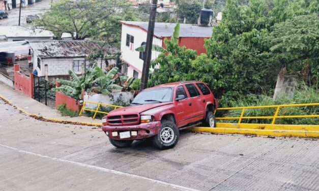 Camioneta se impacta contra barandal en pendiente de la Murillo Vidal; no hubo lesionados