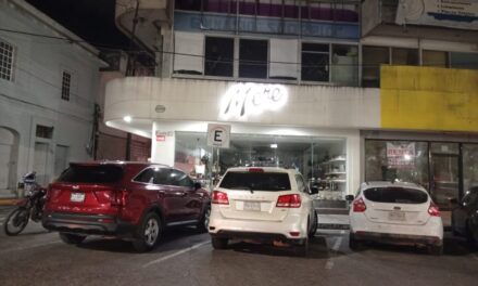Asaltan zapatería en pleno centro de Tuxpan durante noche de festival; delincuentes aprovechan distracción