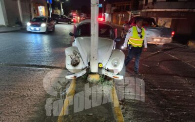 ¡Adiós, vochito! Lo dejan abandonado tras estrellarse contra luminaria en Tuxpan
