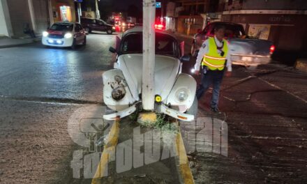 ¡Adiós, vochito! Lo dejan abandonado tras estrellarse contra luminaria en Tuxpan