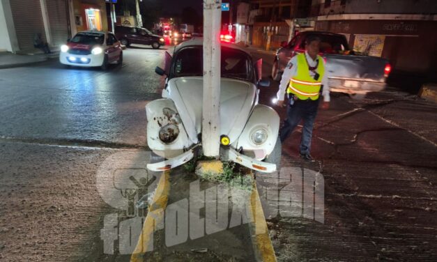 ¡Adiós, vochito! Lo dejan abandonado tras estrellarse contra luminaria en Tuxpan