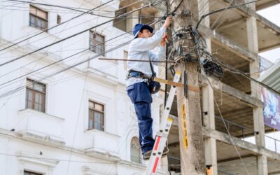 Avanza el ordenamiento urbano en Tuxpan con retiro de cableado aéreo en desuso