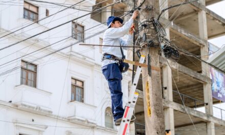 Avanza el ordenamiento urbano en Tuxpan con retiro de cableado aéreo en desuso