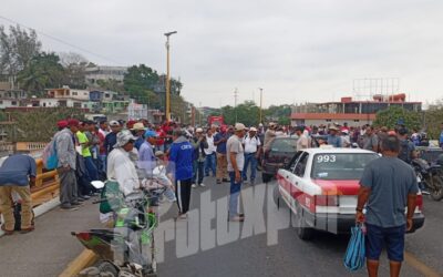 Bloquean pescadores el Puente Tuxpan; exigen pago de 15 mil pesos prometidos