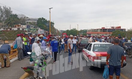 Bloquean pescadores el Puente Tuxpan; exigen pago de 15 mil pesos prometidos