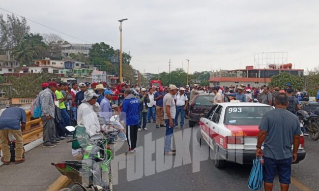 Bloquean pescadores el Puente Tuxpan; exigen pago de 15 mil pesos prometidos