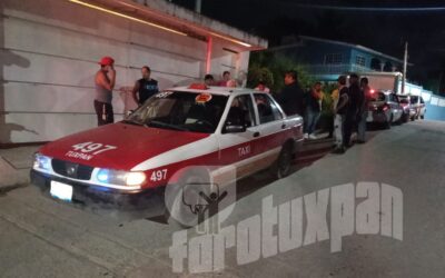 CHOQUE ENTRE MOTOCICLETA Y TAXI DEJA CUATRO LESIONADOS EN LA COLONIA REVOLUCIONARIA
