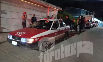 CHOQUE ENTRE MOTOCICLETA Y TAXI DEJA CUATRO LESIONADOS EN LA COLONIA REVOLUCIONARIA
