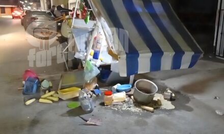 LO ARROLLA Y HUYE: COMERCIANTE DE ELOTES RESULTA HERIDO EN PLENO CENTRO DE TUXPAN