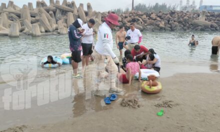 ¡Susto en la playa! Menor es rescatada tras hundirse en zona de escolleras en Tuxpan