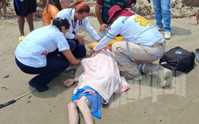Rescatan a joven arrastrado mar adentro en Playa Solita; fue llevado al IMSS Bienestar