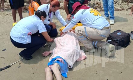 Rescatan a joven arrastrado mar adentro en Playa Solita; fue llevado al IMSS Bienestar