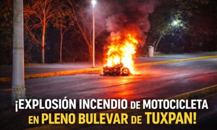 EXPLOTA EN MARCHA Y ARDE EN LLAMAS: MOTOCICLETA PROVOCA ALARMA EN PLENO BULEVAR DE TUXPAN