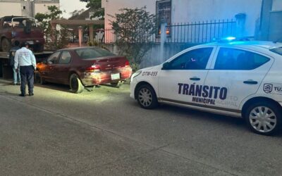 Retiran “autos maceta” en calles de Tuxpan; buscan recuperar espacios públicos