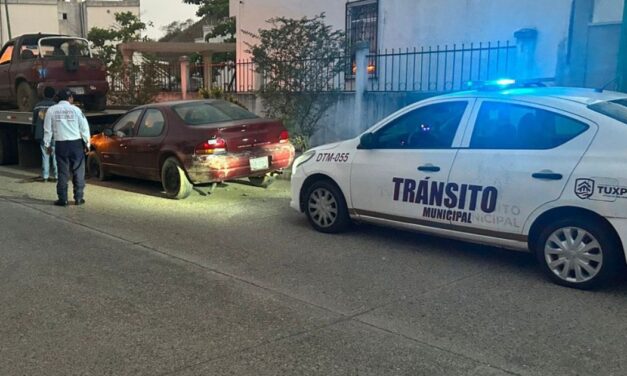 Retiran “autos maceta” en calles de Tuxpan; buscan recuperar espacios públicos