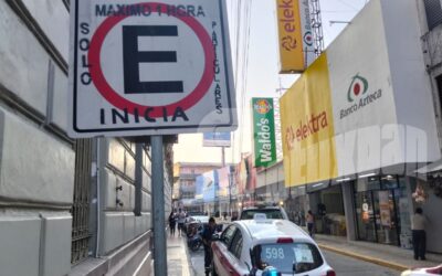 ¡Se acabaron los abusos! Remolcan taxi por invadir cajón exclusivo en el centro
