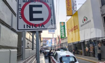 ¡Se acabaron los abusos! Remolcan taxi por invadir cajón exclusivo en el centro