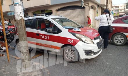 ¡REVERSAZO PELIGROSO! TAXISTA PROVOCA CHOQUE EN EL CENTRO; HERIDO FUE TRASLADADO EN OTRO TAXI