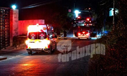 IDENTIFICAN A TAXISTA EJECUTADO DENTRO DE SU UNIDAD EN LA CARRETERA A JUANA MOZA