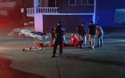 Taxista imprudente provoca brutal choque en el bulevar; motociclista queda tendido y es llevado de urgencia al hospital