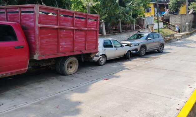 Camión sin frenos provoca carambola en la colonia El Esfuerzo de Tuxpan