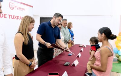 Entrega de actas fortalece el derecho a la identidad de 40 niñas y niños tuxpeños con el programa “Registro Oportuno de Nacimiento 2026”