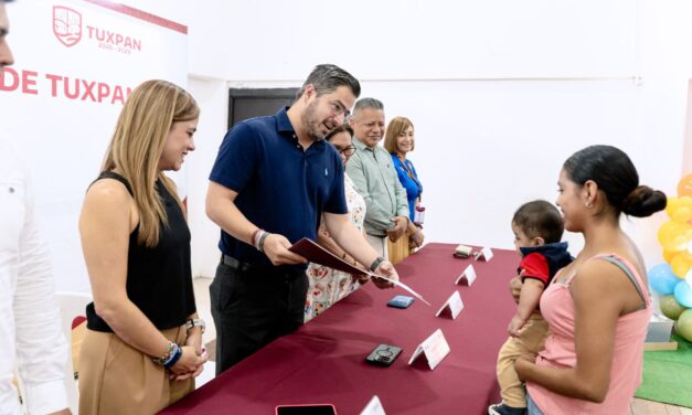 Entrega de actas fortalece el derecho a la identidad de 40 niñas y niños tuxpeños con el programa “Registro Oportuno de Nacimiento 2026”