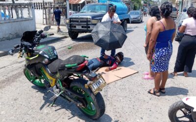 Motociclista resulta lesionado tras impacto contra taxi en la colonia Esfuerzo