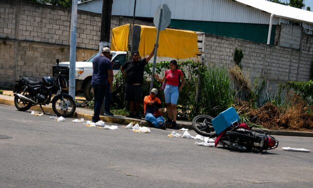 Mototortillero resulta lesionado tras aparatoso accidente en Santiago de la Peña
