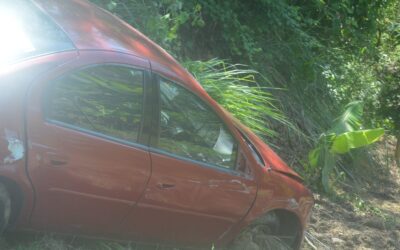 Revienta neumático y acaba fuera de la autopista México-Tuxpan