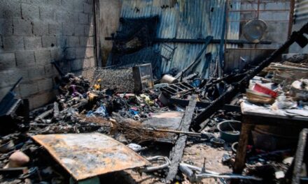 Voraz incendio consume vivienda en Las Lomas; cocinaban con leña cuando inició el fuego