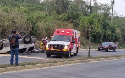 Empleado del IMSS Bienestar sobrevive a aparatosa volcadura en Tuxpan