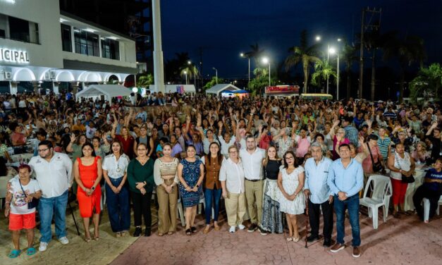 Tuxpan celebra a lo grande a las madres tuxpeñas; más de 1,200 asistentes llenan la Plaza Cívica