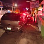 Pierde el control y provoca carambola contra vehículos estacionados en Zapote Gordo