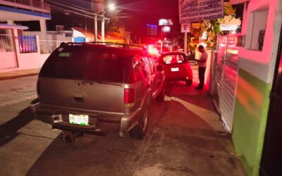 Pierde el control y provoca carambola contra vehículos estacionados en Zapote Gordo