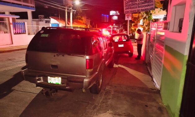 Pierde el control y provoca carambola contra vehículos estacionados en Zapote Gordo