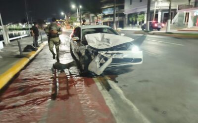 Choca camioneta estacionada y abandona el vehículo para escapar en pleno centro de Tuxpan