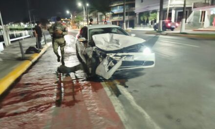 Choca camioneta estacionada y abandona el vehículo para escapar en pleno centro de Tuxpan