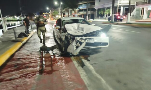 Choca camioneta estacionada y abandona el vehículo para escapar en pleno centro de Tuxpan