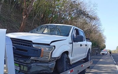 Camioneta se sale de la autopista México–Tuxpan; no hubo lesionados