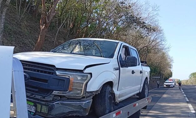 Camioneta se sale de la autopista México–Tuxpan; no hubo lesionados