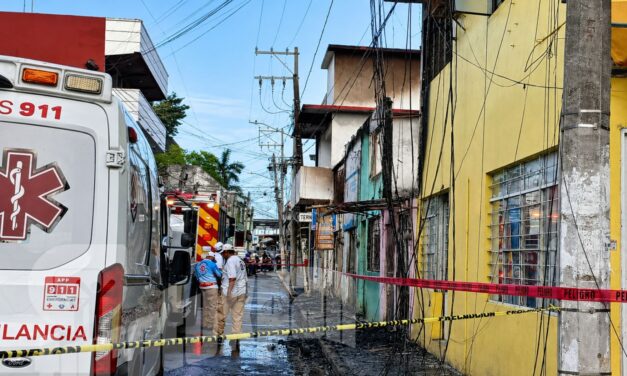 ¡Se cansaron de llamar al 911 sin respuesta! Incendio en zona centro de Tuxpan deja pérdidas millonarias