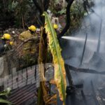 Voraz incendio reduce a cenizas vivienda en la colonia Emiliano Zapata; dos mujeres sufren crisis nerviosa
