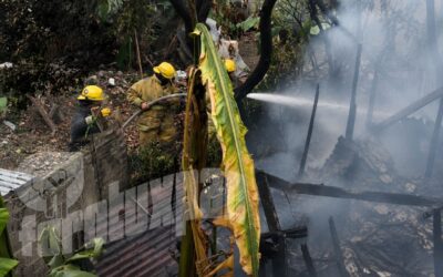 Voraz incendio reduce a cenizas vivienda en la colonia Emiliano Zapata; dos mujeres sufren crisis nerviosa