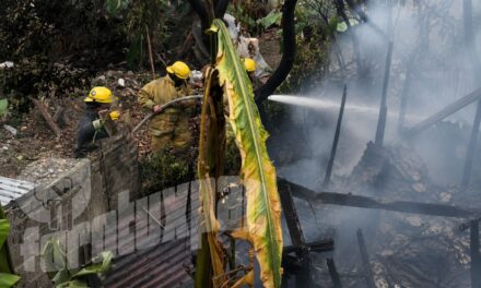 Voraz incendio reduce a cenizas vivienda en la colonia Emiliano Zapata; dos mujeres sufren crisis nerviosa