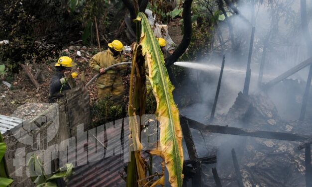 Voraz incendio reduce a cenizas vivienda en la colonia Emiliano Zapata; dos mujeres sufren crisis nerviosa