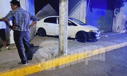 Borracha se estrella contra portón de vivienda en La Mata