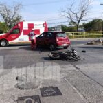 Aparatoso choque entre auto y motocicleta en Tuxpan deja solo daños materiales