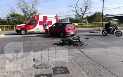 Aparatoso choque entre auto y motocicleta en Tuxpan deja solo daños materiales