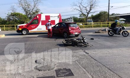 Aparatoso choque entre auto y motocicleta en Tuxpan deja solo daños materiales